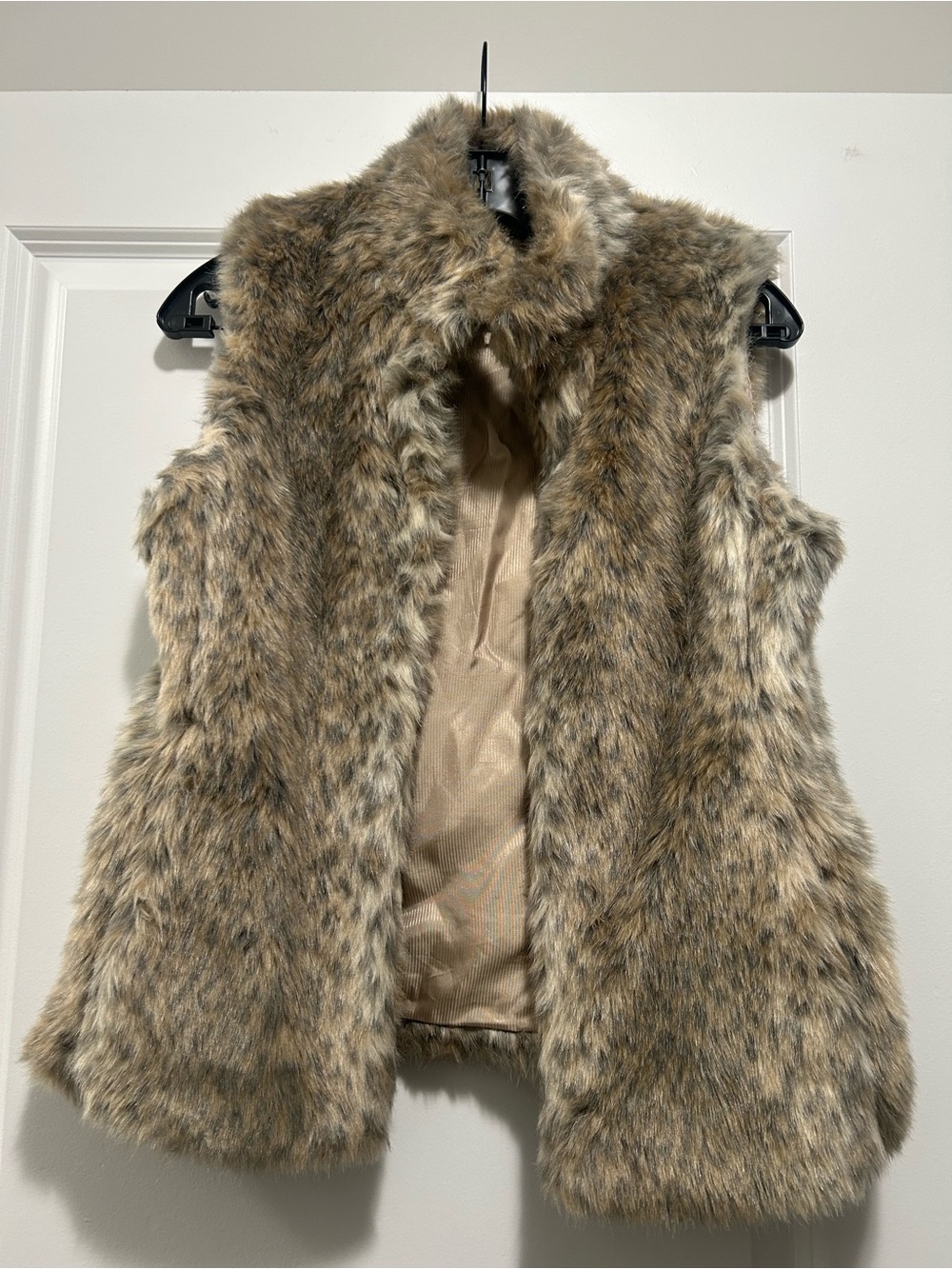 Vintage women Banana Republic faux fur vest in brown & tan leopard print